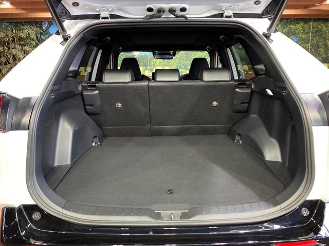 普段のお買い物や通勤、送迎等に十分な荷室スペースを確保しております。セカンドシートを倒すと、大きな荷物の積載も可能です♪