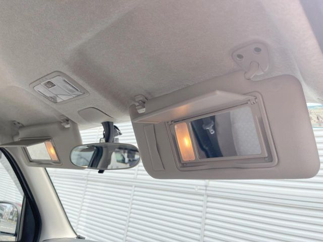 【バニティミラー】サンバイザー裏に設置されたミラーで身だしなみチェック!ちょっとしたメイク直しにも活躍します♪