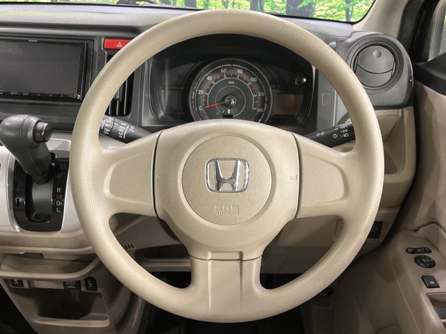 �C���e���A�ɍ��킹���f�U�C���̃X�e�A�����O�́A�^�]�������̂��Ƃ��l���A�^�]���₷���`��A�傫���ł��B�����x�A���ۂɐG���Ă��m���߂��������B