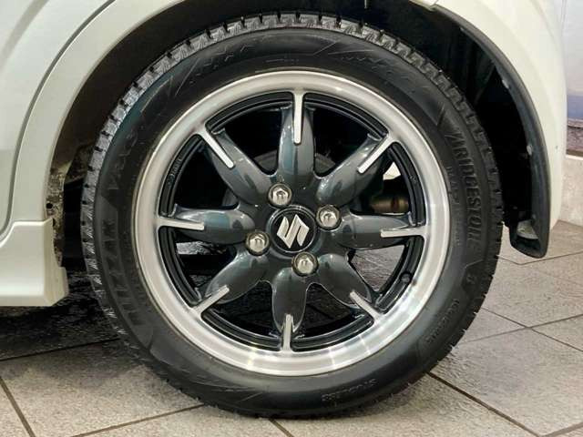 【店内スペース】お子様とご一緒にお越し頂ける安心のキッズスペース♪フリードリンクコーナー♪ファミリーでもお気軽にお越し頂ける空間をご用意しました!展示車も店内スペースには常時2台はご用意しております!