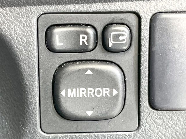 �y�d���i�[�~���[�z�T�C�h�~���[�͓d���i�[���ƂȂ��Ă���A�������ԏ�ł��L�Y�������X�N��}�����܂��B