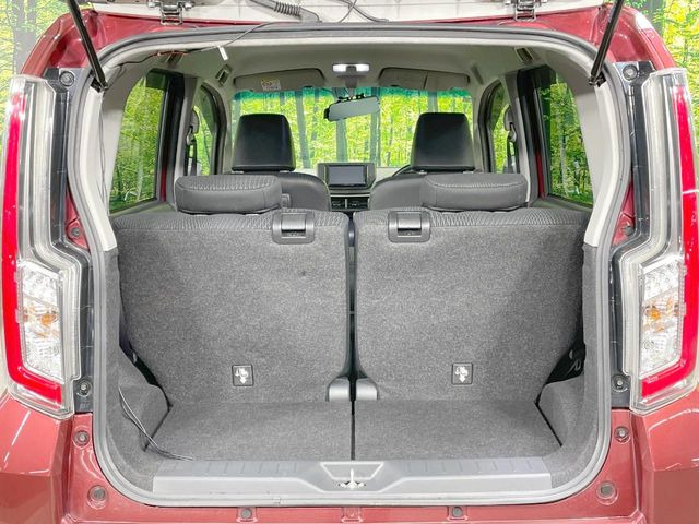 ���i�̂���������ʋ΁A���}���ɏ\���ȉ׎��X�y�[�X���m�ۂ��Ă���܂��B�Z�J���h�V�[�g��|���ƁA�傫�ȉו��̐ύڂ��\�ł���