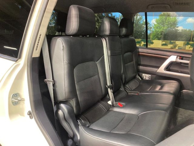 後部座席も気になるようなキズ・汚れやへたり等、大きなダメージはなく、良好な状態です。