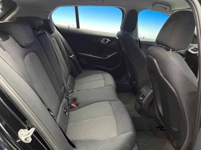 ●後部座席も気になるようなキズ・汚れやへたり等、大きなダメージはなく、良好な状態です。