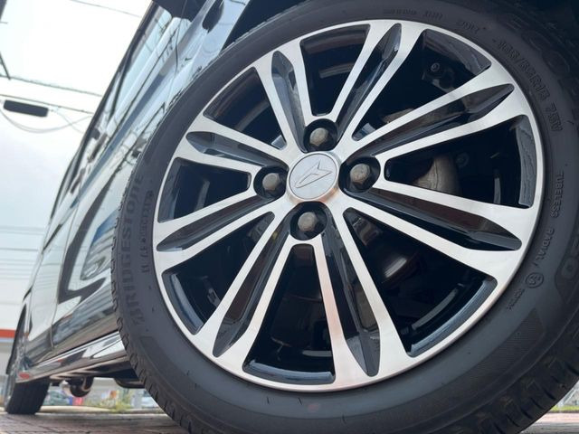 �y����15�C���`�A���~�z�C�[���z�O�ςɃ}�b�`���������A���~�z�C�[���𑕒����Ă���܂��B�e��ЊO�A���~�z�C�[����A�X�^�b�h���X�^�C�����戵�����Ă���܂��B���񂲑��k����������