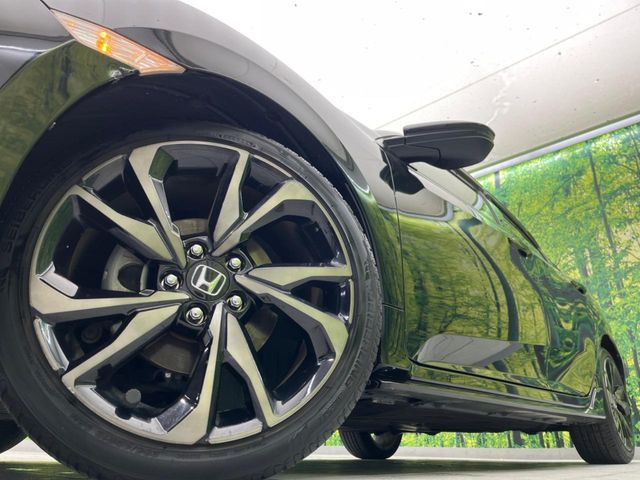 �y����18�C���`�A���~�z�C�[���z�O�ςɃ}�b�`���������A���~�z�C�[���𑕒����Ă���܂��B�e��ЊO�A���~�z�C�[����A�X�^�b�h���X�^�C�����戵�����Ă���܂��B���񂲑��k����������