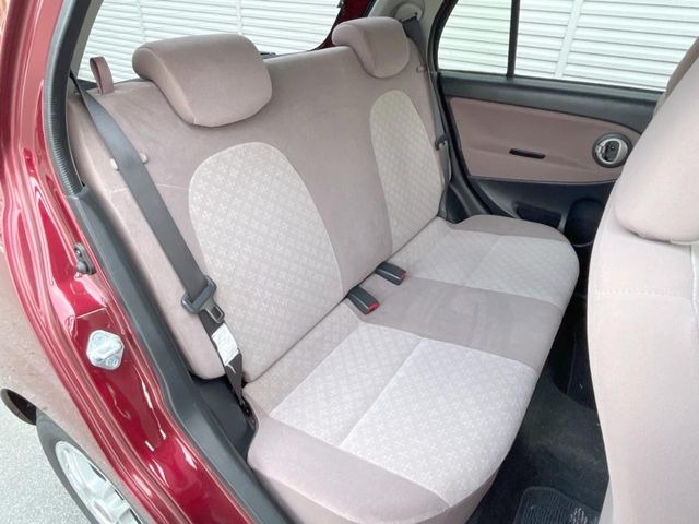 後部座席も気になるようなキズ・汚れやへたり等、大きなダメージはなく、良好な状態です。