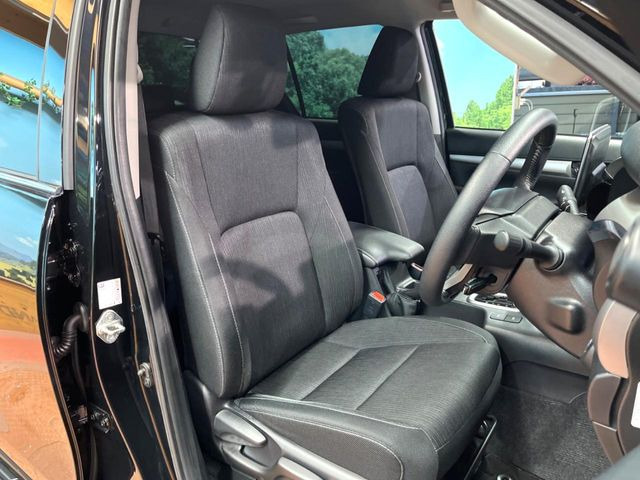 運転席シート廻りは使用感も少なく、良好な状態となっています。前オーナー様が丁寧に使っていたことがよくわかりますね。