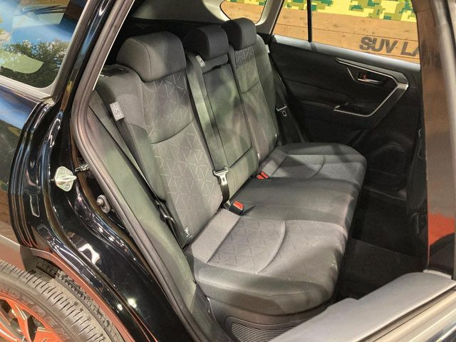 後部座席も気になるようなキズ・汚れやへたり等、大きなダメージはなく、良好な状態です。