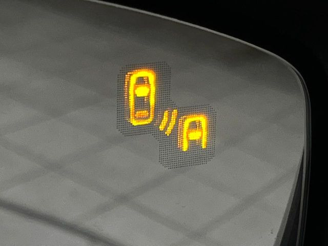 【ブラインドスポットモニタリング】走行中、ドアミラーの死角になりやすい箇所に後続車が接近するとサイドミラー付近に警告を表示、ドライバーに注意喚起をしてくれます。