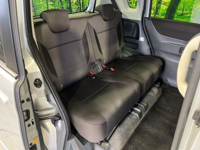 後部座席も気になるようなキズ・汚れやへたり等、大きなダメージはなく、良好な状態です。