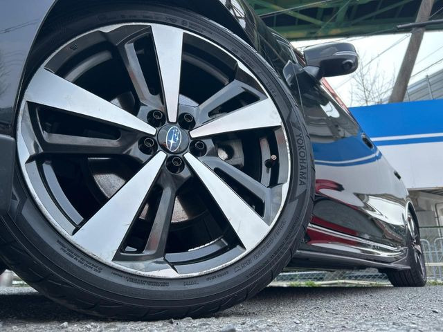 【純正18インチアルミホイール】外観にマッチした純正アルミホイールを装着しております。各種社外アルミホイールや、スタッドレスタイヤも取扱いしております。是非ご相談ください♪