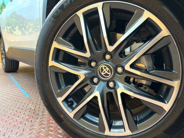 �y����18�C���`�A���~�z�C�[���z�O�ςɃ}�b�`���������A���~�z�C�[���𑕒����Ă���܂��B�e��ЊO�A���~�z�C�[����A�X�^�b�h���X�^�C�����戵�����Ă���܂��B���񂲑��k����������