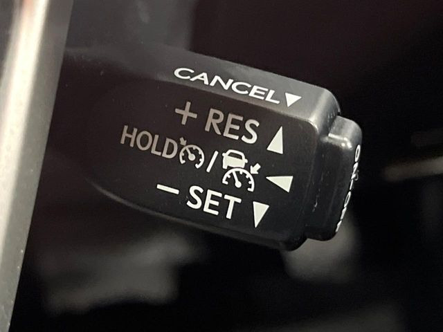 【レーダークルーズコントロール】高速道路での長距離走行が楽に!!自動で速度を保つクルーズコントロールが、衝突軽減システムと連携し、前方の車両を感知して車間を保つように速度調節してくれます!!【トヨタ