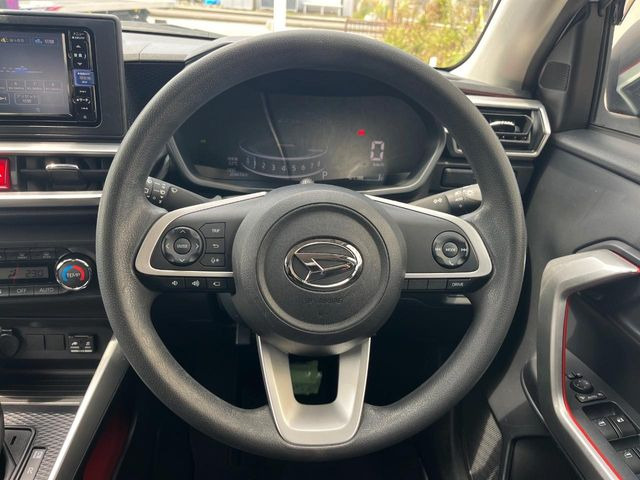 �C���e���A�ɍ��킹���f�U�C���̃X�e�A�����O�́A�^�]�������̂��Ƃ��l���A�^�]���₷���`��A�傫���ł��B�����x�A���ۂɐG���Ă��m���߂��������B