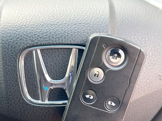 �yHonda�X�}�[�g�L�[�z�J�o����|�P�b�g�ɓ��ꂽ�܂܂ł��h�A�̎{���E�������\�ȃX�}�[�g�L�[�𑕔��B�G���W���̃I���E�I�t�����J�M�����o���K�v����������Ƃ��Ă��֗��ł���