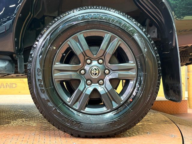 【純正17インチアルミホイール】外観にマッチした純正アルミホイールを装着しております。各種社外アルミホイールや、スタッドレスタイヤも取扱いしております。是非ご相談ください♪