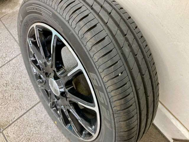 【店内スペース】お子様とご一緒にお越し頂ける安心のキッズスペース♪フリードリンクコーナー♪ファミリーでもお気軽にお越し頂ける空間をご用意しました!展示車も店内スペースには常時2台はご用意しております!