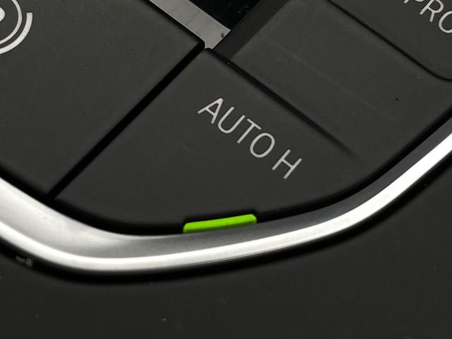 ●オートホールド:坂道発進の煩わしさの軽減に役立ちます!一般的な勾配の上り下りの坂道の途中で停止した場合は、その状態を維持して、ボタンひと押しで作動しスムーズに再発進!!
