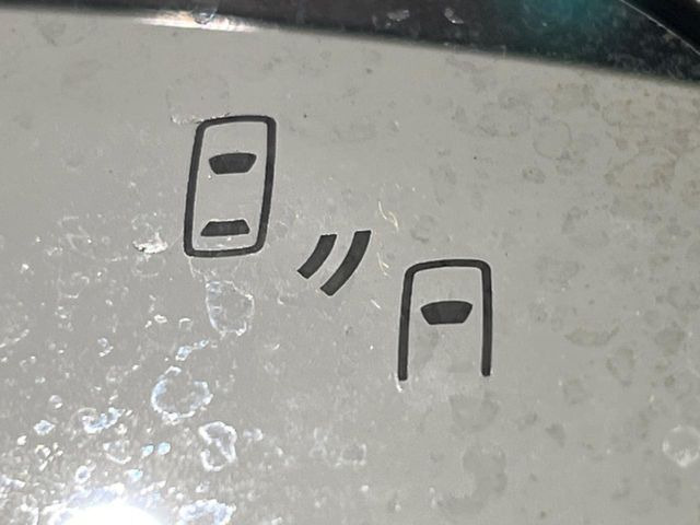 �y�����r�[�N���f�B�e�B�N�V�����z���s���A�h�A�~���[�̎��p�ɂȂ�₷���ӏ��Ɍ㑱�Ԃ��ڋ߂���ƃT�C�h�~���[�t�߂Ɍx����\���A�h���C�o�[�ɒ��ӊ��N�ƁA����̍ۂ̓n���h��������A�V�X�g�����܂��B