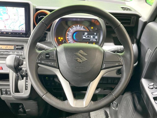 �C���e���A�ɍ��킹���f�U�C���̃X�e�A�����O�́A�^�]�������̂��Ƃ��l���A�^�]���₷���`��A�傫���ł��B�����x�A���ۂɐG���Ă��m���߂��������B