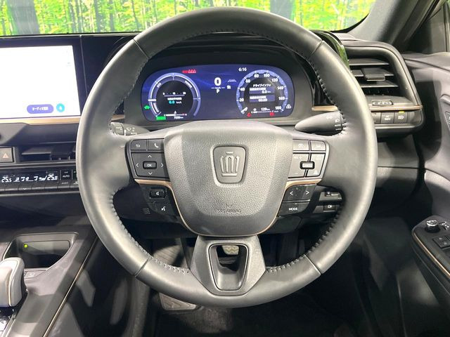 �C���e���A�ɍ��킹���f�U�C���̃X�e�A�����O�́A�^�]�������̂��Ƃ��l���A�^�]���₷���`��A�傫���ł��B�����x�A���ۂɐG���Ă��m���߂��������B