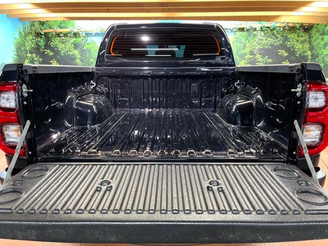 積み下ろしのしやすいデッキにはたっぷりと荷物を積み込んでいただけます。遊びから仕事まで、様々なシーンで頼れます♪