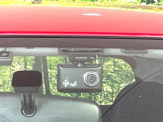 【ドライブレコーダー】安心・安全なカーライフに必須のドライブレコーダーを装備!走行中はもちろん、あおり運転や事故に遭遇した際の状況も映像で記録し、万一のリスクに備えます。