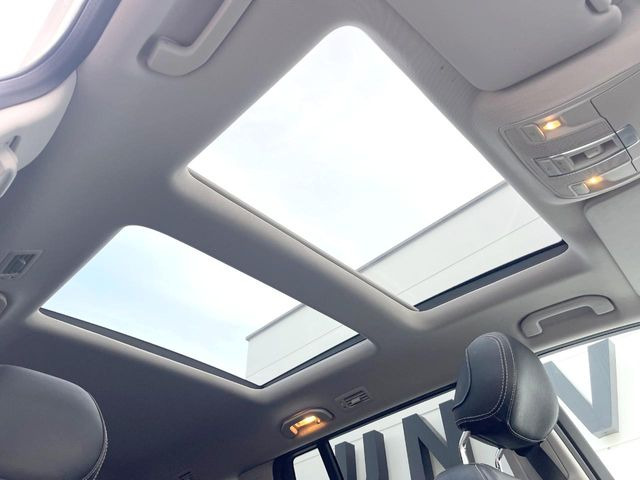 ●パノラミックスライディングルーフ::大迫力のパノラマルーフは、後部座席にまで続いており、開放的な空間をお楽しみいただけます。