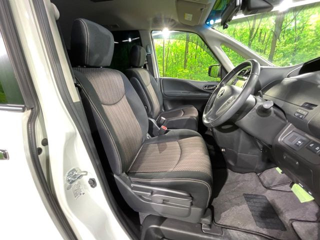 運転席まわりには十分なスペースがあり、大柄な方でもゆったり運転していただける環境です。