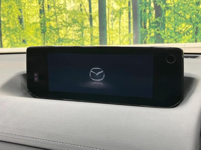 【8.8インチマツダコネクト】車内の雰囲気にマッチした大型のディスプレイ。スマホ接続でのナビ使用やBluetooth再生等、様々な機能が楽しめます。直感的なダイヤル操作が可能で、使い勝手も良好です。