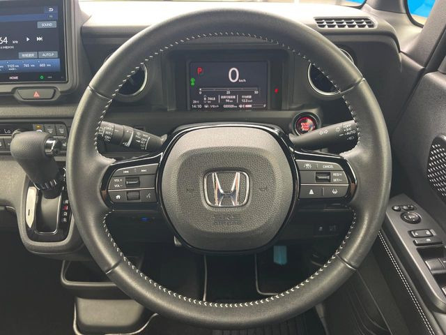 �C���e���A�ɍ��킹���f�U�C���̃X�e�A�����O�́A�^�]�������̂��Ƃ��l���A�^�]���₷���`��A�傫���ł��B�����x�A���ۂɐG���Ă��m���߂��������B