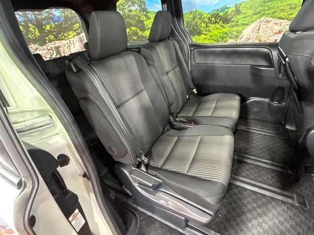 後部座席も気になるようなキズ・汚れやへたり等、大きなダメージはなく、良好な状態です。