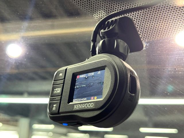 【ドライブレコーダー】安心・安全なカーライフに必須のドライブレコーダーを装備!走行中はもちろん、あおり運転や事故に遭遇した際の状況も映像で記録し、万一のリスクに備えます。