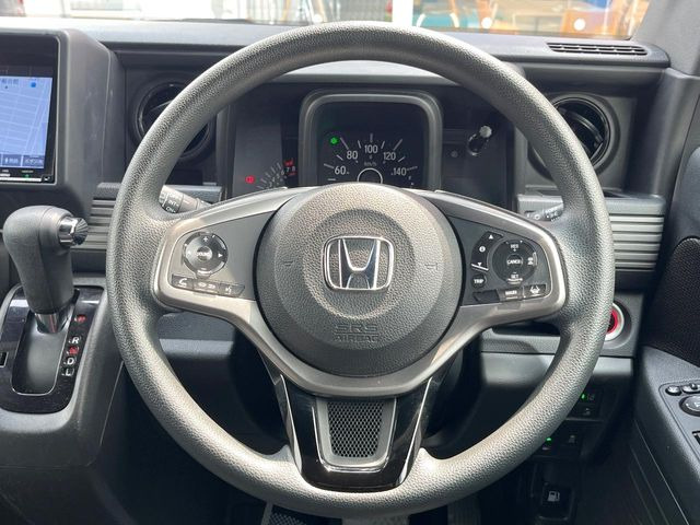 �C���e���A�ɍ��킹���f�U�C���̃X�e�A�����O�́A�^�]�������̂��Ƃ��l���A�^�]���₷���`��A�傫���ł��B�����x�A���ۂɐG���Ă��m���߂��������B