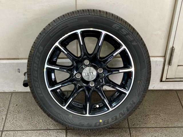 【店内スペース】お子様とご一緒にお越し頂ける安心のキッズスペース♪フリードリンクコーナー♪ファミリーでもお気軽にお越し頂ける空間をご用意しました!展示車も店内スペースには常時2台はご用意しております!