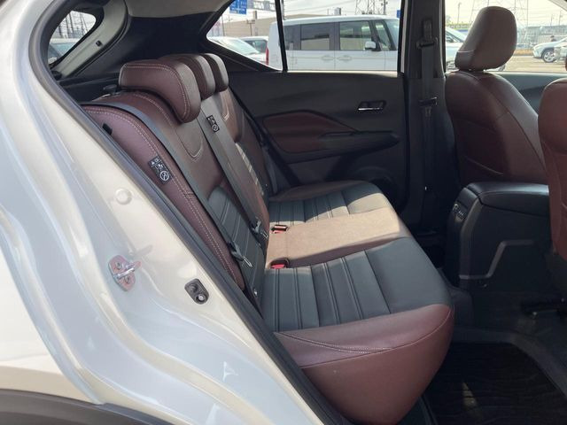 後部座席も気になるようなキズ・汚れやへたり等、大きなダメージはなく、良好な状態です。