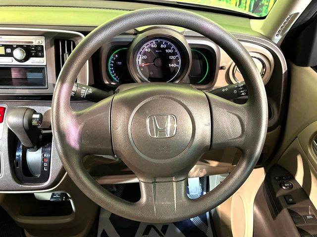 �C���e���A�ɍ��킹���f�U�C���̃X�e�A�����O�́A�^�]�������̂��Ƃ��l���A�^�]���₷���`��A�傫���ł��B�����x�A���ۂɐG���Ă��m���߂��������B