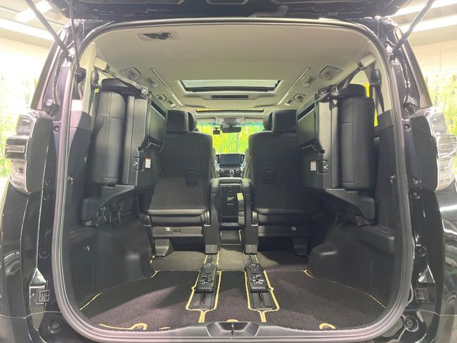 後席を格納すると、これだけの広さが!シーンに合わせたシートアレンジで、大きな荷物も積むことが出来ます♪