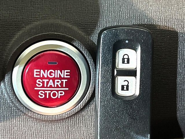 �yHonda�X�}�[�g�L�[�z�J�o����|�P�b�g�ɓ��ꂽ�܂܂ł��h�A�̎{���E�������\�ȃX�}�[�g�L�[�𑕔��B�G���W���̃I���E�I�t�����J�M�����o���K�v����������Ƃ��Ă��֗��ł���