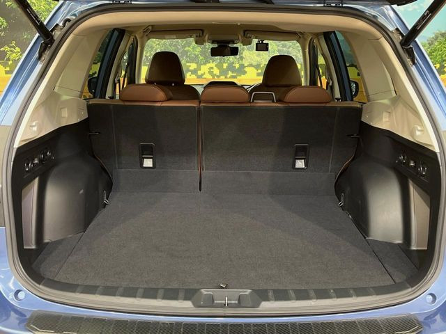 ���i�̂���������ʋ΁A���}���ɏ\���ȉ׎��X�y�[�X���m�ۂ��Ă���܂��B�Z�J���h�V�[�g��|���ƁA�傫�ȉו��̐ύڂ��\�ł���