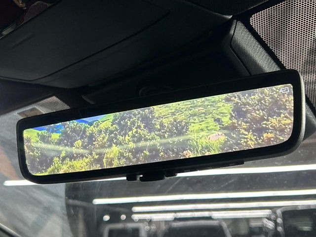 【デジタルインナーミラー】後席の大きな荷物や同乗者で後方が確認しづらい時でも安心!カメラが撮影した車両後方の映像をルームミラー内に表示。クリアな視界で状況の確認が可能です!