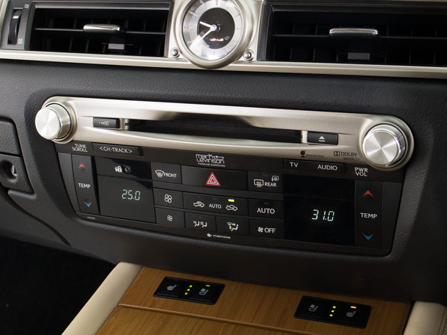 CD�͂������̎��ADVD�Đ����\�ł��B�t���Z�O�n�f�W�ɂ��Ή��������Bluetooth�ɂ��Ή����Ă���܂�