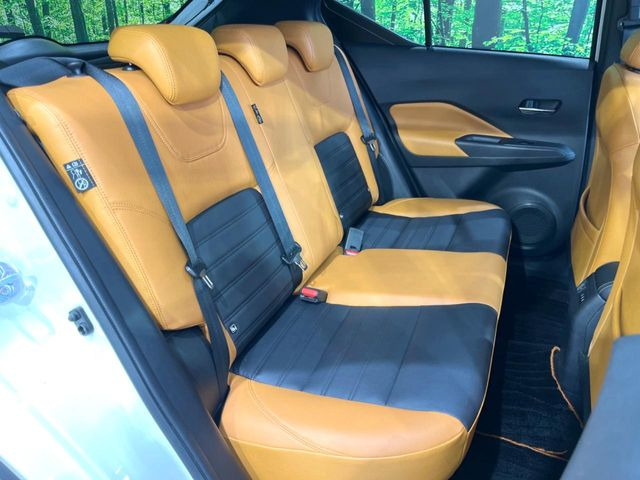 後部座席も気になるようなキズ・汚れやへたり等、大きなダメージはなく、良好な状態です。