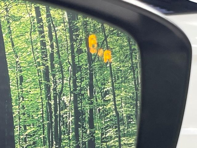 【ブラインドスポットモニタリング】走行中、ドアミラーの死角になりやすい箇所に後続車が接近するとサイドミラー付近に警告を表示、ドライバーに注意喚起をしてくれます。