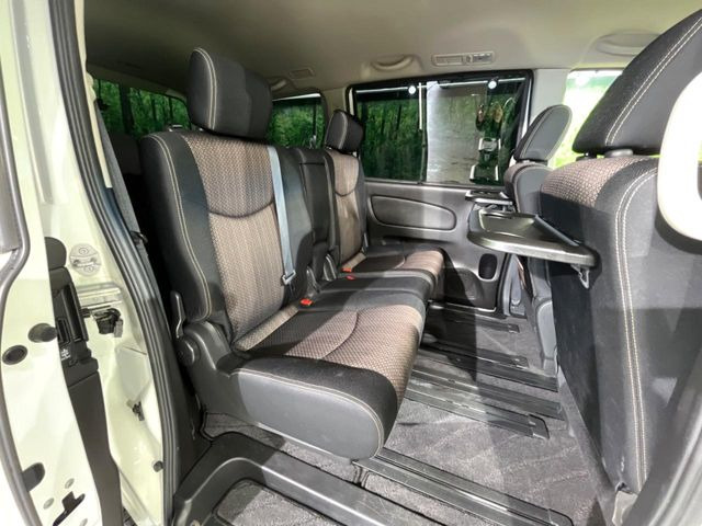 広々とした2列目シートは居住性が高く、居心地も快適!友達や家族とのお出かけにぴったりです。ベビーシートやチャイルドシート使用時も快適にお過ごしいただける十分な空間を確保しています。