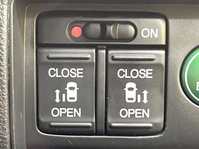 【両側パワースライドドア】スマートキーや運転席のスイッチで後席両側スライドドアの開閉が可能♪電動だから力を入れてドアを開ける必要が無く、小さなお子様でも簡単に開け閉めでき快適です♪