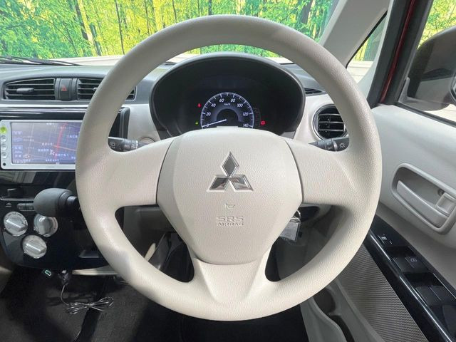 �C���e���A�ɍ��킹���f�U�C���̃X�e�A�����O�́A�^�]�������̂��Ƃ��l���A�^�]���₷���`��A�傫���ł��B�����x�A���ۂɐG���Ă��m���߂��������B