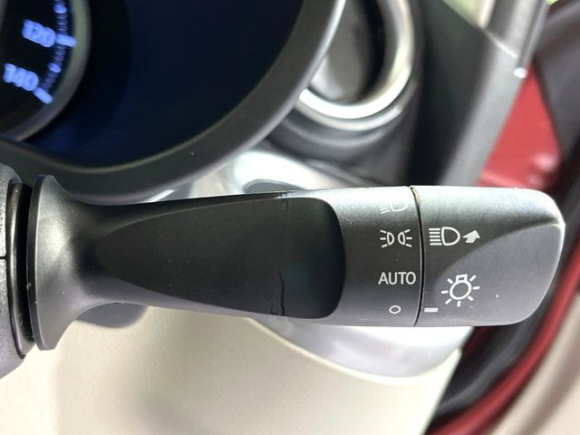 【オートライト】周りの明るさに応じて自動でヘッドライトの点灯・消灯ができる機能です!ライトの付け忘れ・消し忘れなどが無くなり、雨の日や夕方の走行も安心!トンネル通過時も便利ですね♪