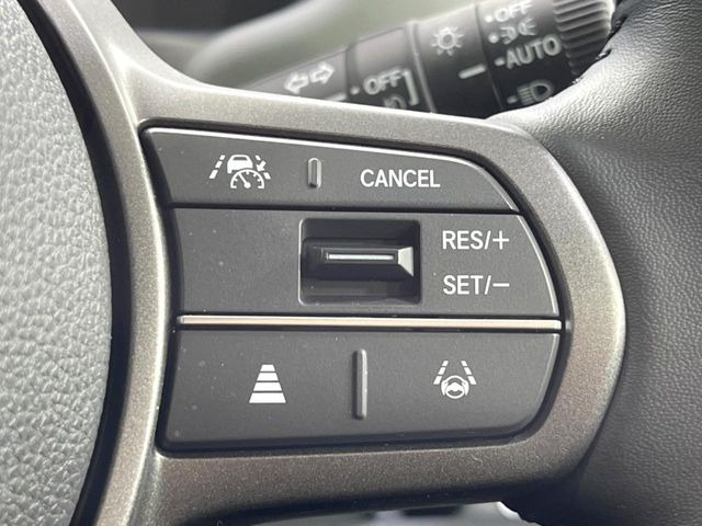 【アダプティブクルーズコントロール】高速道路での長距離走行が楽に!!自動で速度を保つクルーズコントロールが、衝突軽減システムと連携し、前方の車両を感知して車間を保つように速度調節してくれます!!